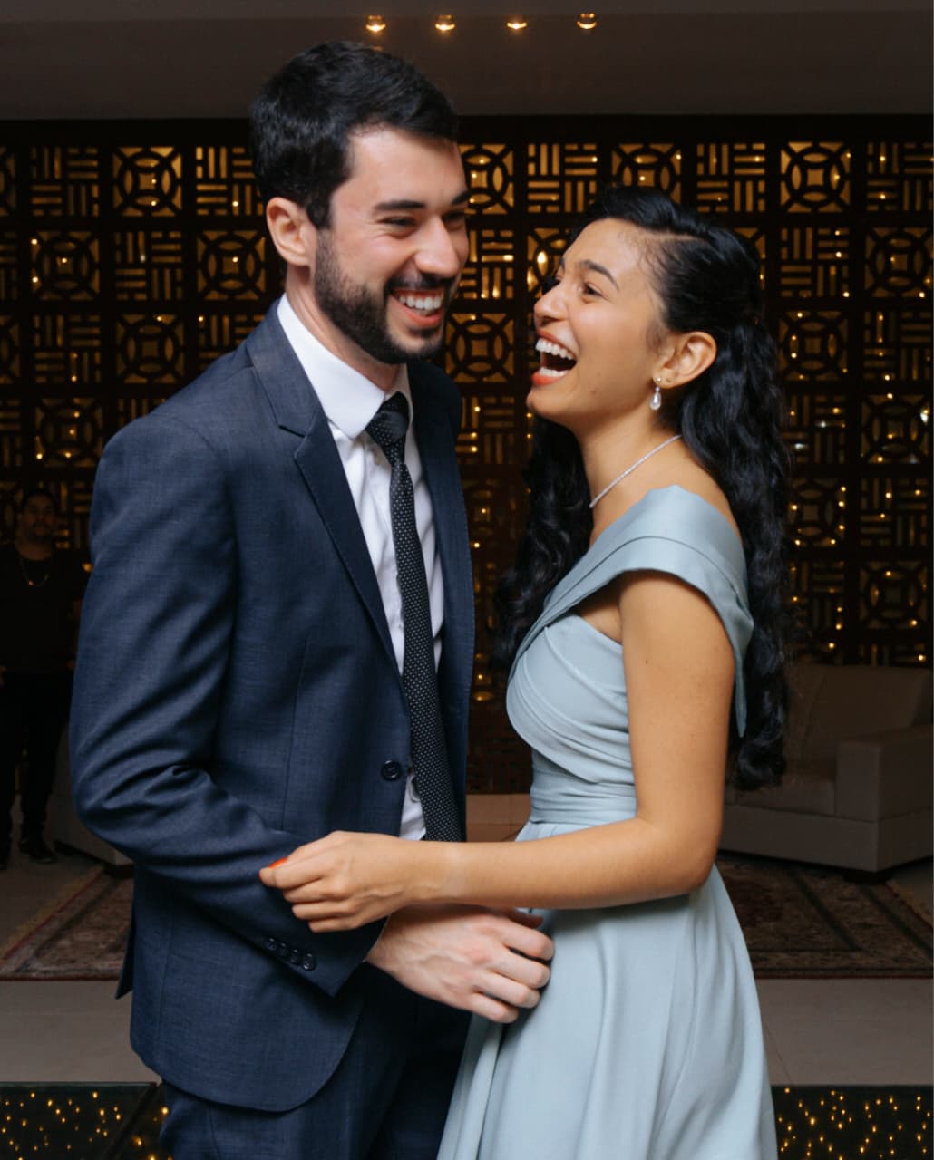 Felipe e Layla se abraçando e sorrindo