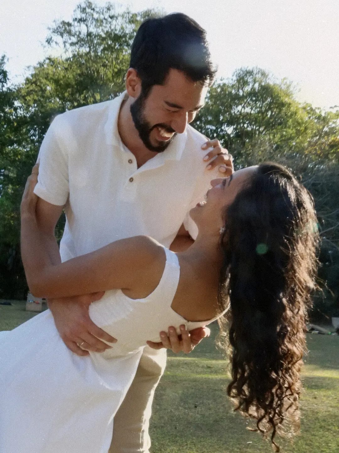 Felipe e Layla dançando e sorrindo no gramado